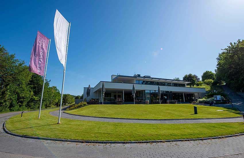 Golfclubhaus mit Caddyhalle in Tiefenbach