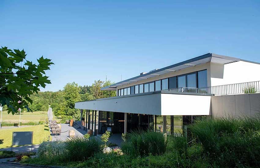 Eingangsbereich des Golfclubhauses in Tiefenbach