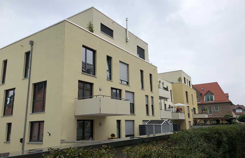 Dasselbe Mehrfamilienhaus in Heppenheim von der Straße aus