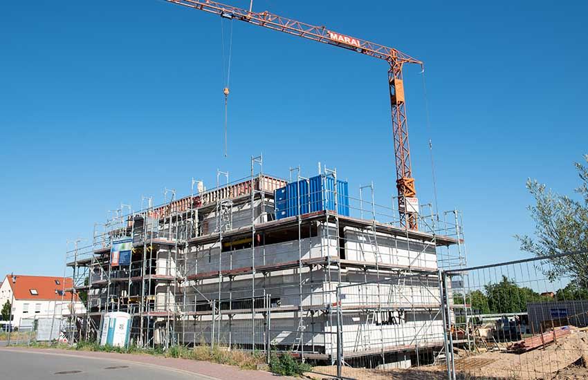 Rohbau eines Einfamilienhauses in Brühl mit Kran und Gerüst