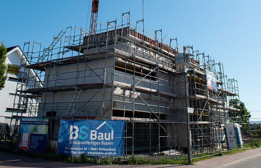 Rohbau in Brühl mit dem Bauschild der BS-Bauunternehmung